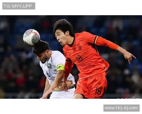 足球明星观战NBA遭遇尴尬瞬间引发热议球迷反应不一